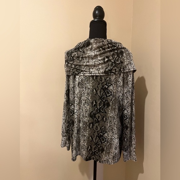 Gibson Cozy Convertible Tunic on Snakeskin Print, Size L - Picture 2 of 4